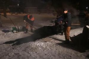 Жители Москвы возмущенно наблюдают, как новый асфальт укладывают прямо в сугробы