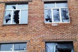 В сеть попали фото последствий обстрела школы в Марьинке