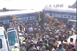 Растет число жертв крупной авария поезда в Индии: уже более 90 погибших