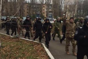 Група молодиків у камуфляжній формі розгромили кабінет у будівлі Одеської митниці