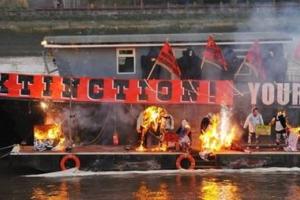 В Лондоне провели "пламенную" акцию: сожгли коллекцию вещей легендарной панк-группы "Sex Pistols"