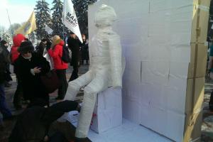 Под стенами Рады участники акции протеста посадили чучело на импровизированный унитаз