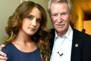 Юная жена актера Ивана Краско предпочитает веселиться без супруга
