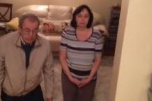 Сеть потрясло шокирующее видео: москвич-подросток унижает родителей, поставив их на колени