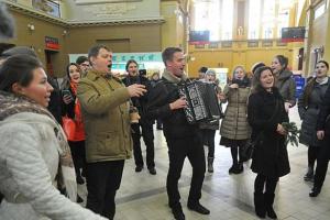 В Москве на Киевском вокзале участники флешмоба спели песню "Розпрягайте хлопці коні"