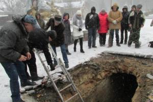 У Рівному під проваленим асфальтом виявили підземні ходи і старовинне підземелля