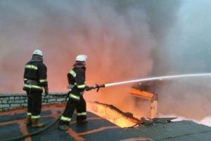 В Київській області 14 годин загасили пожежу у складській будівлі 