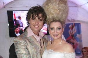 Лена Ленина подарила Прохору Шаляпину огромный торт на день рождения