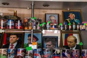 В школах "ДНР" учителей обязывают "украшать" классы портретами Путина и Захарченко