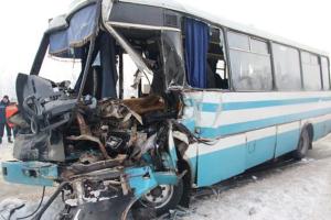 На Житомирщине фура на скользкой дороге влетела в пассажирский автобус