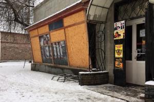 На окраинах оккупированного Донецка люди третий год живут без остекления в холодных домах