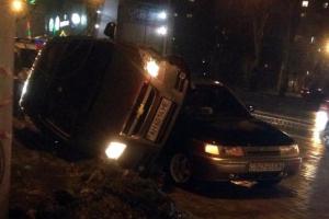 В Донецке во время столкновения "Chevrolet" "запрыгнул" на автомобиль "LADA"