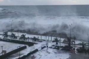 Шторм в Сочи: огромные волны затопили первые этажи прибрежных отелей