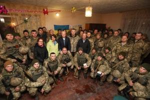 Порошенко с американскими сенаторами побывал на командном пункте в районе Широкино