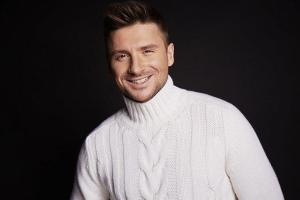 Фанаты высмеяли новый наряд певца Сергея Лазарева