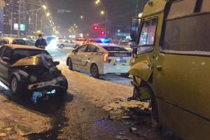 В Киеве маршрутка "лоб в лоб" влетела в "BMW", смяв иномарку