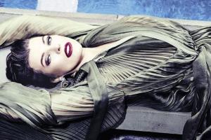 Актриса Милла Йовович стала героиней смелой фотосессии в эротическом жанре