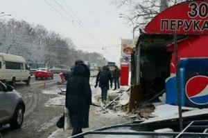 В Киеве фура снесла остановку и парикмахерскую: 10 человек пострадали