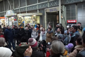 Песенный флешмоб продолжается: в Питере пели украинские песни