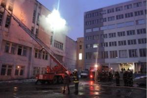 В Киеве спасатели всю ночь тушили пожар на заводе имени Лепсе