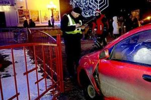 В Мариуполе пьяный коп за рулем "Chevrolet Aveo" влетел в городскую елку
