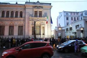 В Москве выстроилась гигантская очередь из желающих купить настоящий итальянский сыр