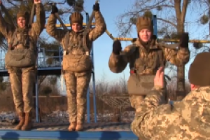 Военное телевидение Украины показало, как готовят женщин-десантников