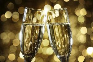 Эксперимент ученых наглядно показал, как правильно пить шампанское