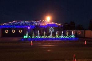 Австралиец поразил оригинальным "рок"-украшением своего дома к Рождеству