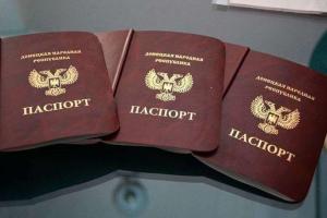 Власти "ДНР" принуждают получать документы "республики", но люди бережно хранят украинские паспорта