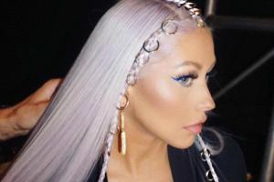 Певица Кристина Агилера удивила поклонников новогодним нарядом