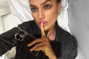 Супермодель Ирина Шейк показала беременный животик