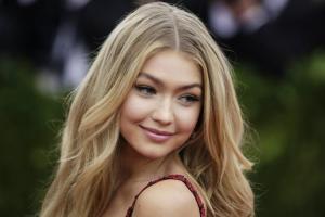 Супермодель Джиджи Хадид снялась в роскошной фотосессии для "Versace"