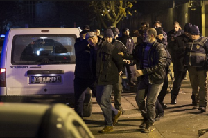 В сети появилось видео задержания мужчины, открывшего стрельбу у посольства США в Анкаре