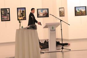 Портников: Путин уже второй раз за 16 лет своего правления делает россиян заложниками отчаяния и смерти