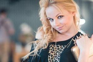 Певица Алиса Вокс презентовала новый комедийный клип