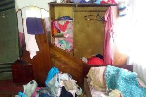 В Славянске мать бросила дочерей замерзать в холодном доме: девочки попали в больницу