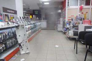 В Киеве воры за 5 минут вынесли из магазина около 50 смартфонов