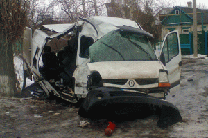 На Луганщине микроавтобус "Renault Master" слетел с трассы и врезался в дерево: пострадало 10 человек