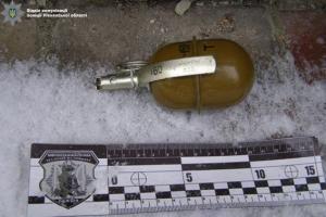 На Ровенщине во двор частного дома подбросили мягкую игрушку с гранатой внутри