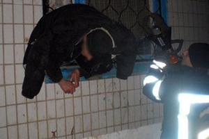 В Краматорске горе-грабитель застрял в решетке окна "обчищенной" им квартиры