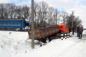 На Хмельниччине пассажирский поезд столкнулся с автомобилем "КамАЗ" 