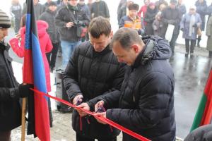 В Дебальцево власти вручили "во временное пользование" ключи от квартир в "отжатом" общежитии