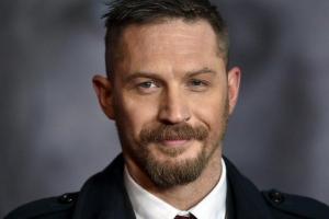 Актер Том Харди стал главным героем январского мужского журнала "Esquire"