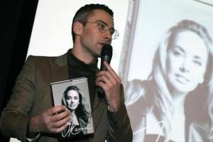 Дмитрий Шепелев провел в Питере презентацию биографической книги "Жанна"