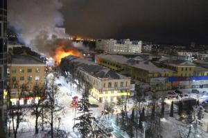 В российском Орле пожарные не могут потушить горящий торговый центр: огонь быстро распространяется