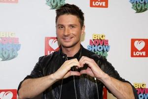 Певец Сергей Лазарев показал поклонникам подарки от сына