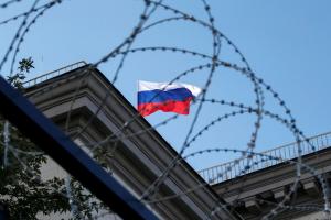 В центре Севастополя мужчина пытался сжечь российский флаг и сыпал угрозы в адрес властей