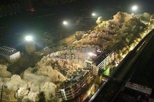В Китае за 10 секунд снесли взрывом 19 зданий