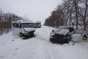На Полтавщине "ВАЗ" столкнулся с пассажирской маршруткой: погибло 2 человека